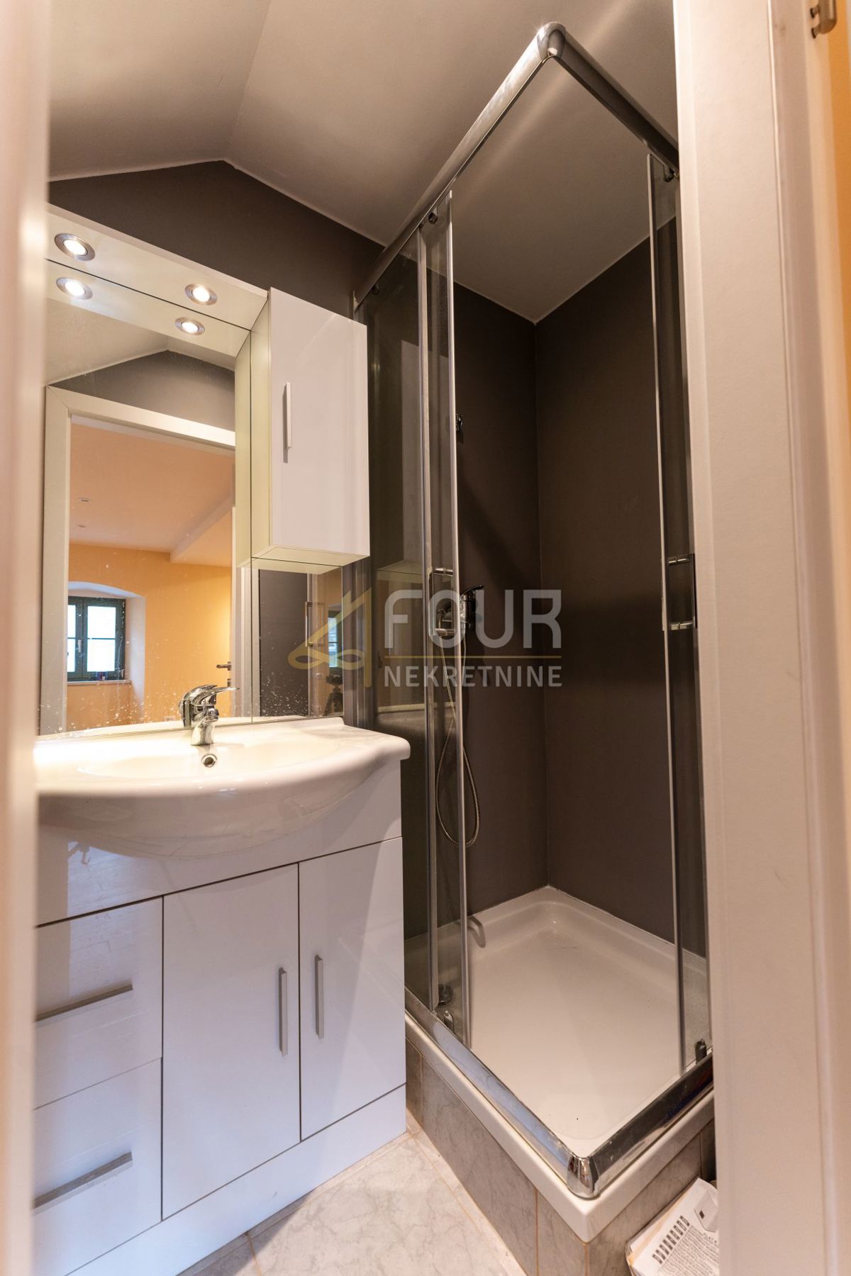 Opatija, 135m2, 2s+db, balcone, giardino, vista mare