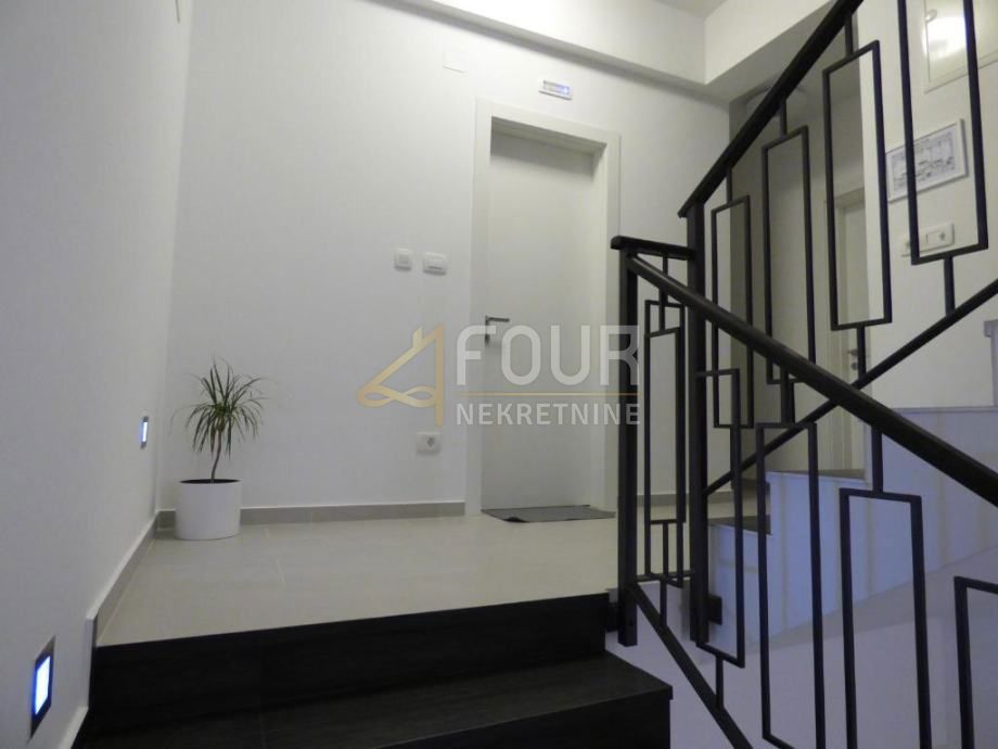 Šmrika, Kraljevica, 406m2