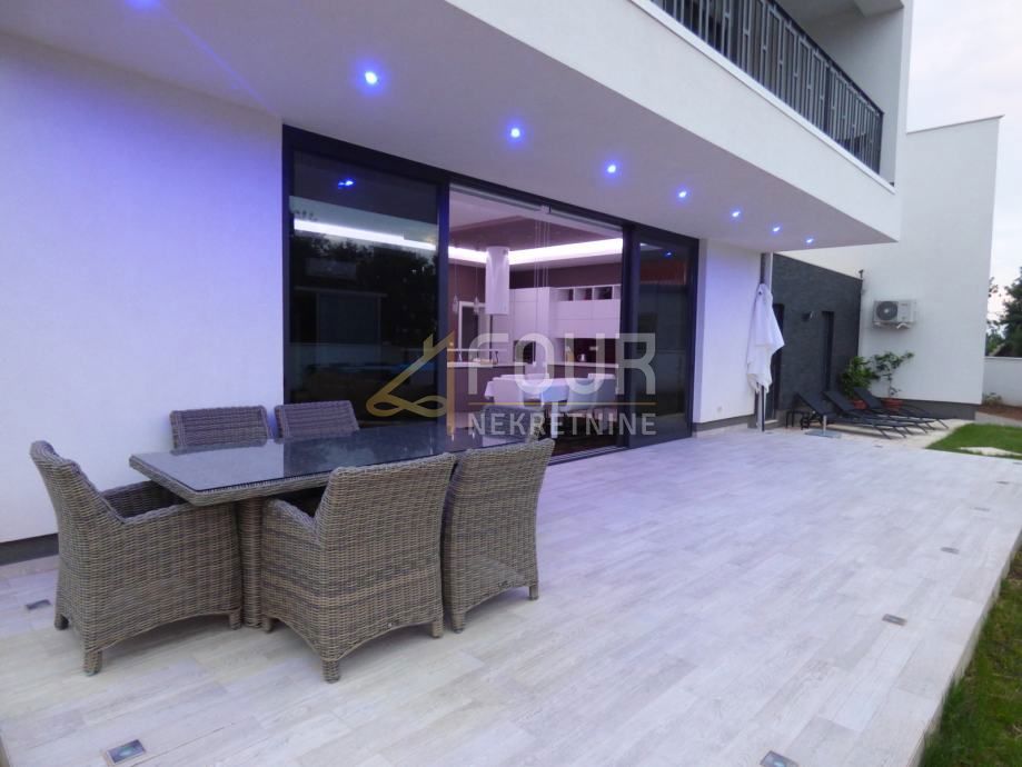 Šmrika, Kraljevica, 406m2