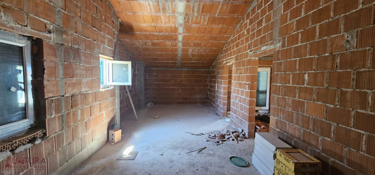 PAG - POVLJANA, CASA 300M2, 6 APPARTAMENTI, VENDITA, GARAGE, VISTA, POSIZIONE!!