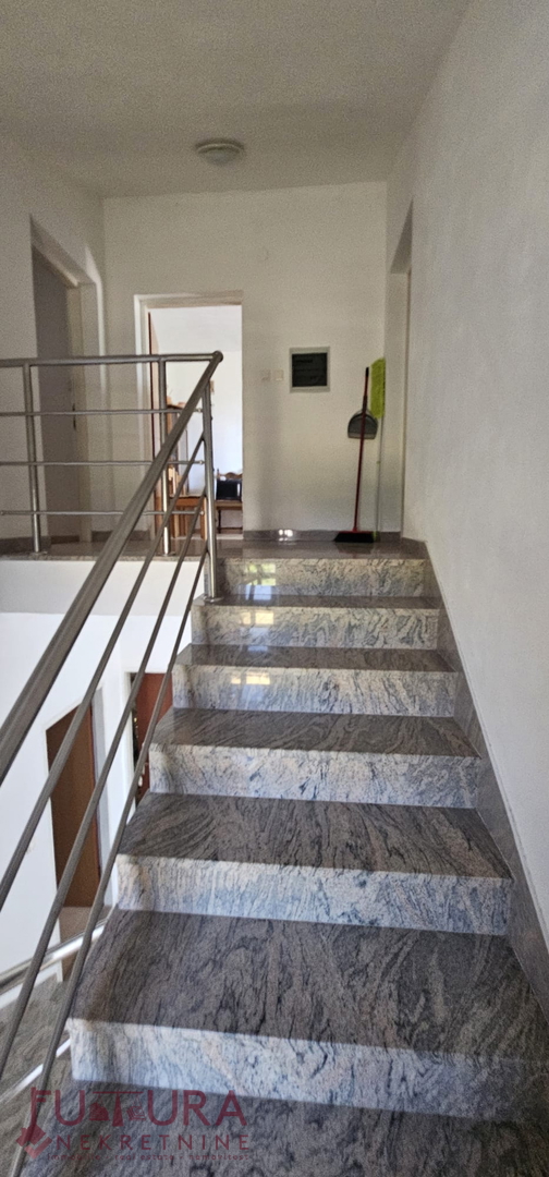 PAG - POVLJANA, CASA 300M2, 6 APPARTAMENTI, VENDITA, GARAGE, VISTA, POSIZIONE!!
