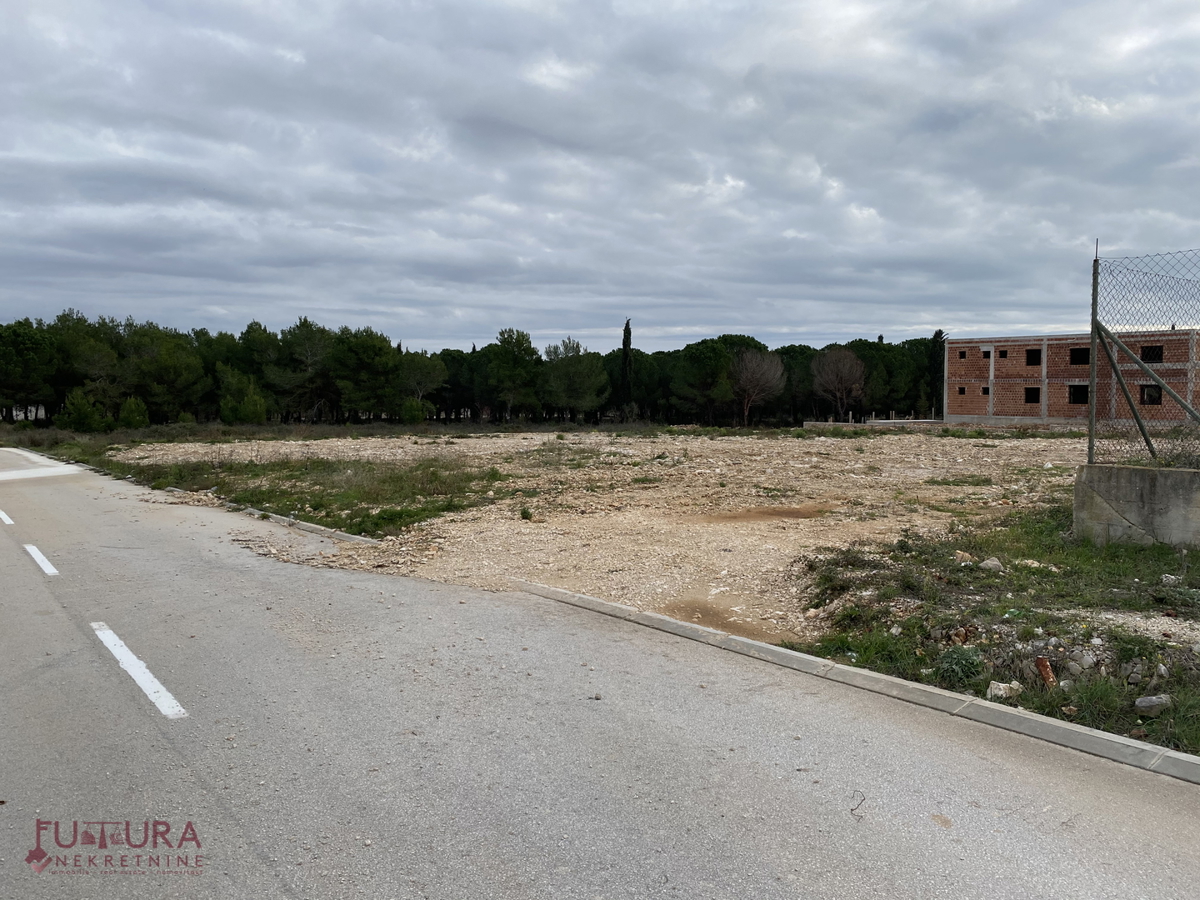 ZADAR - BIOGRAD, VENDESI TERRENO EDIFICABILE DI 3417 M2.