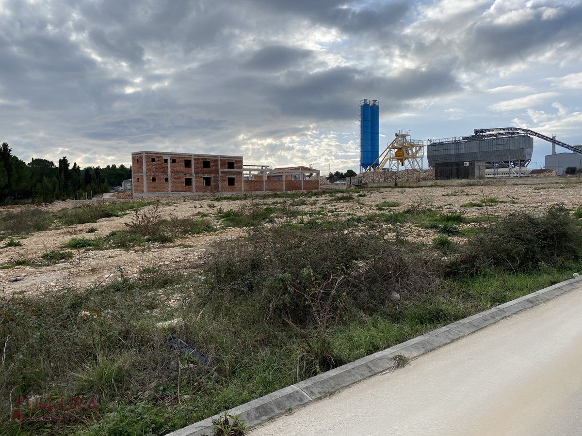 ZADAR - BIOGRAD, VENDESI TERRENO EDIFICABILE DI 3417 M2.