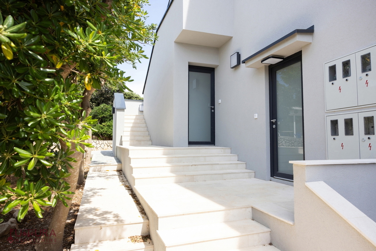 PAG - MANDRE, APPARTAMENTO 100,32 M2, VENDITA, VISTA, GIARDINO, GARAGE, POSIZIONE!!!
