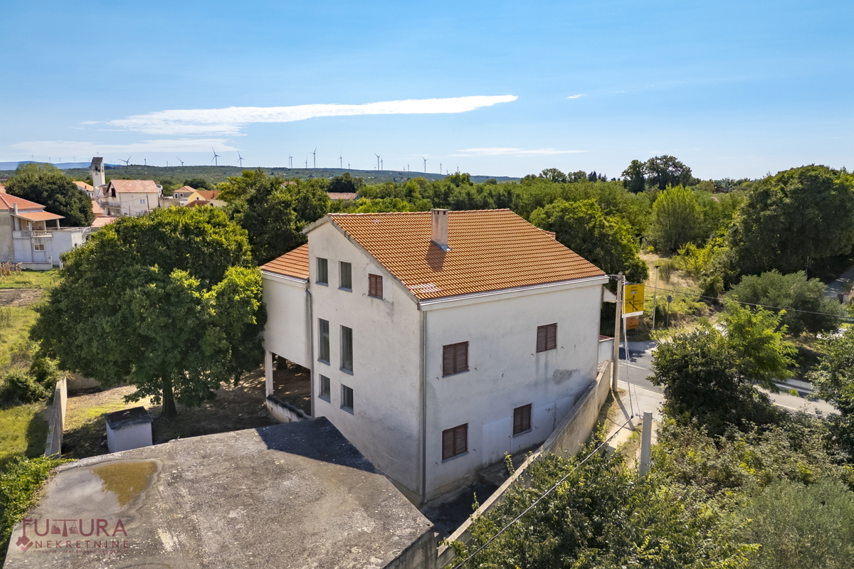 ZADAR - SMILČIĆ, CASA 470 M2, VENDITA, GARAGE!