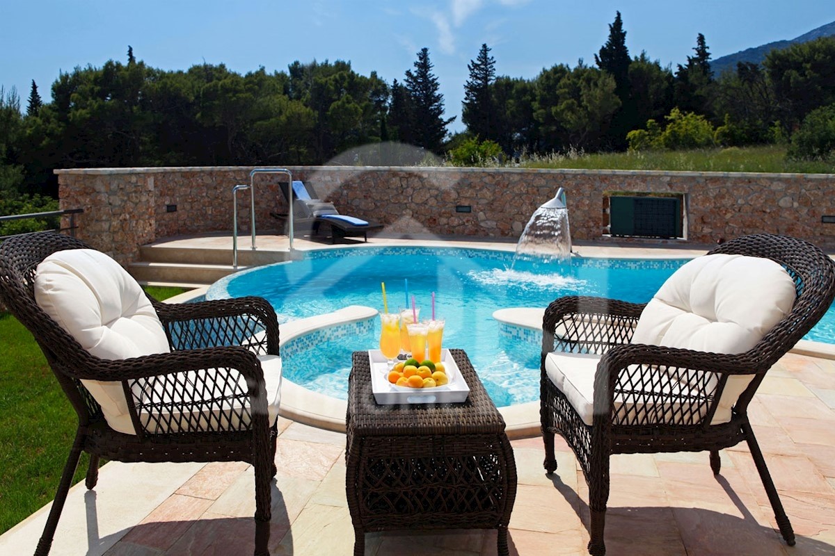 Villa di lusso con piscina sull'isola di Brac con vista sul mare