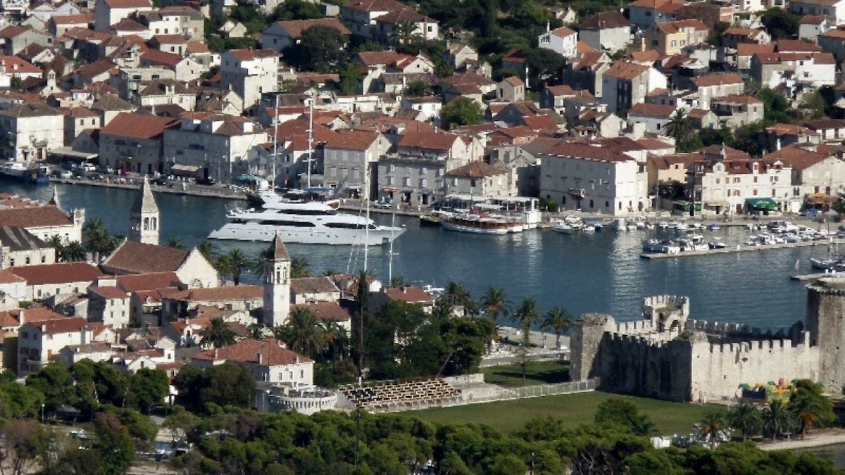 Terreno edificabile a Trogir