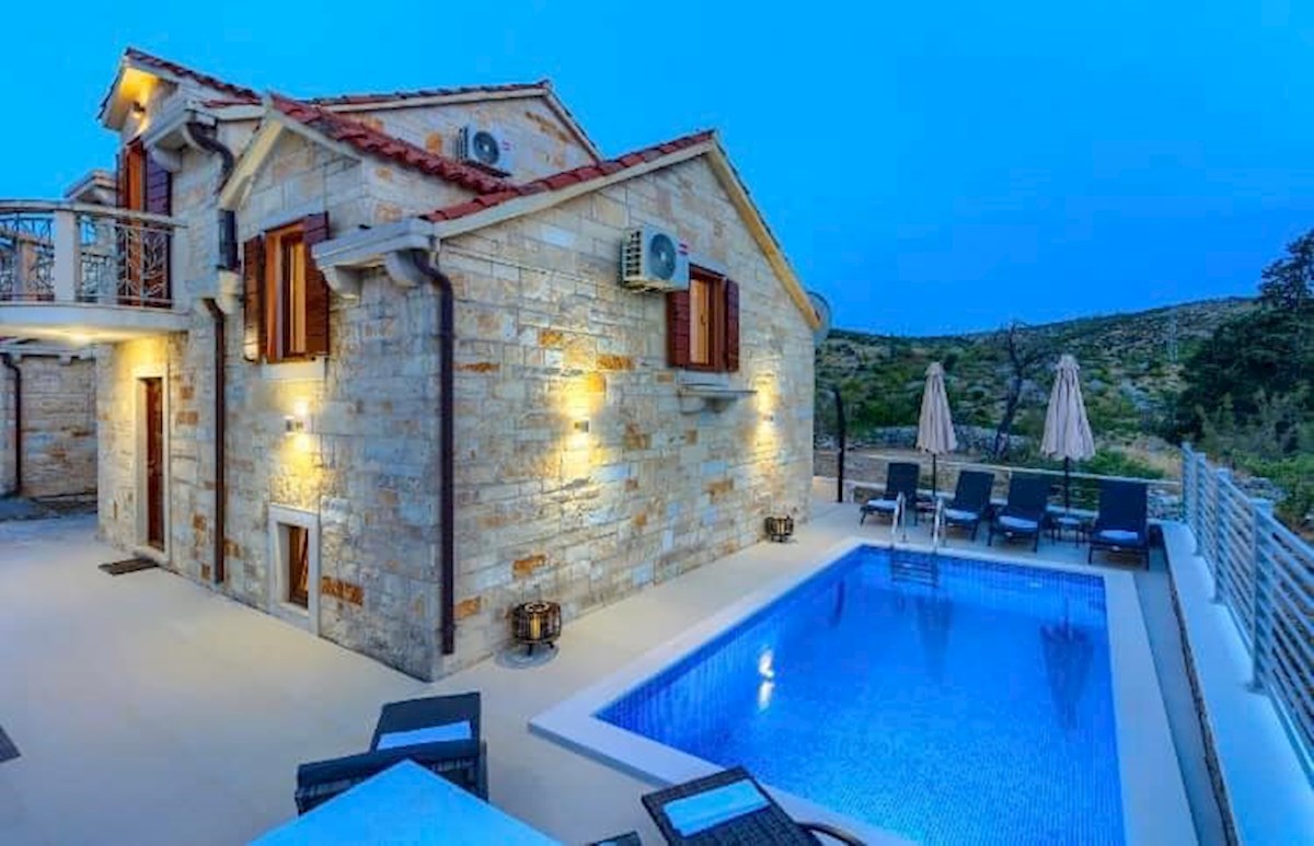 Bella villa in pietra con piscina a Brač