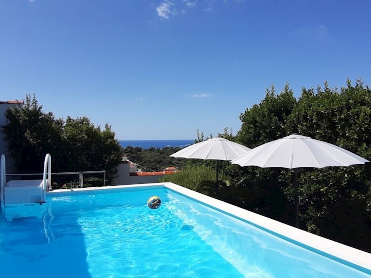 Piano terra con piscina e vista mare nella città di Hvar, isola di Hvar