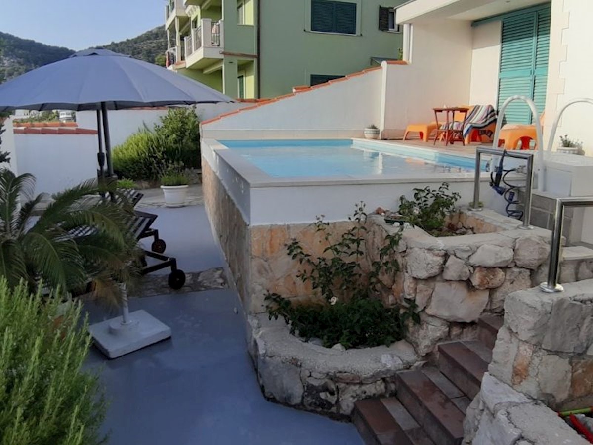 Piano terra con piscina e vista mare nella città di Hvar, isola di Hvar