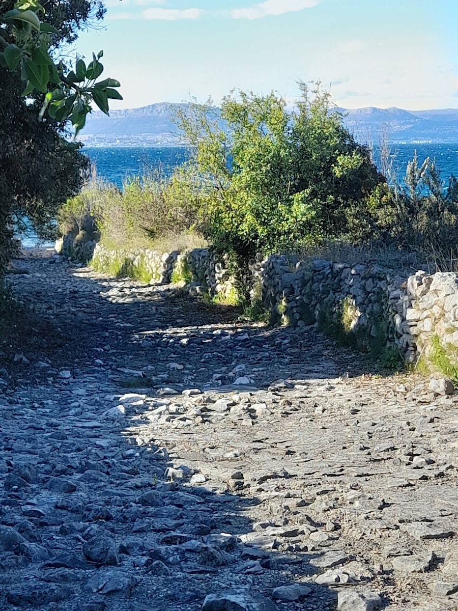 Terreno edificabile prima fila al mare a Supetar sull'isola di Brač