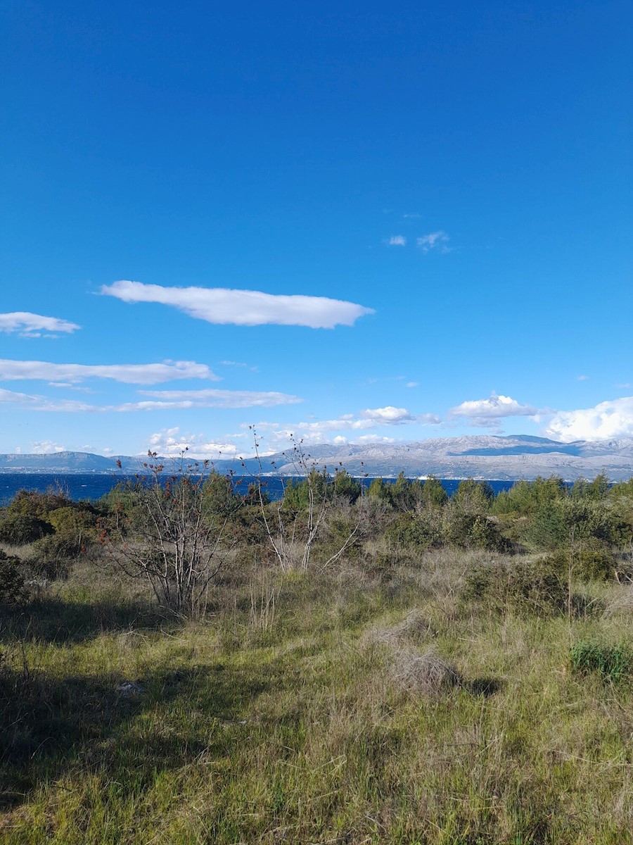 Terreno edificabile prima fila al mare a Supetar sull'isola di Brač