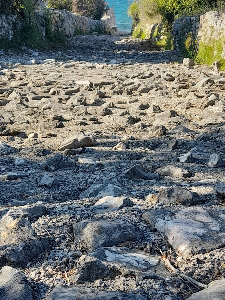 Terreno edificabile prima fila al mare a Supetar sull'isola di Brač