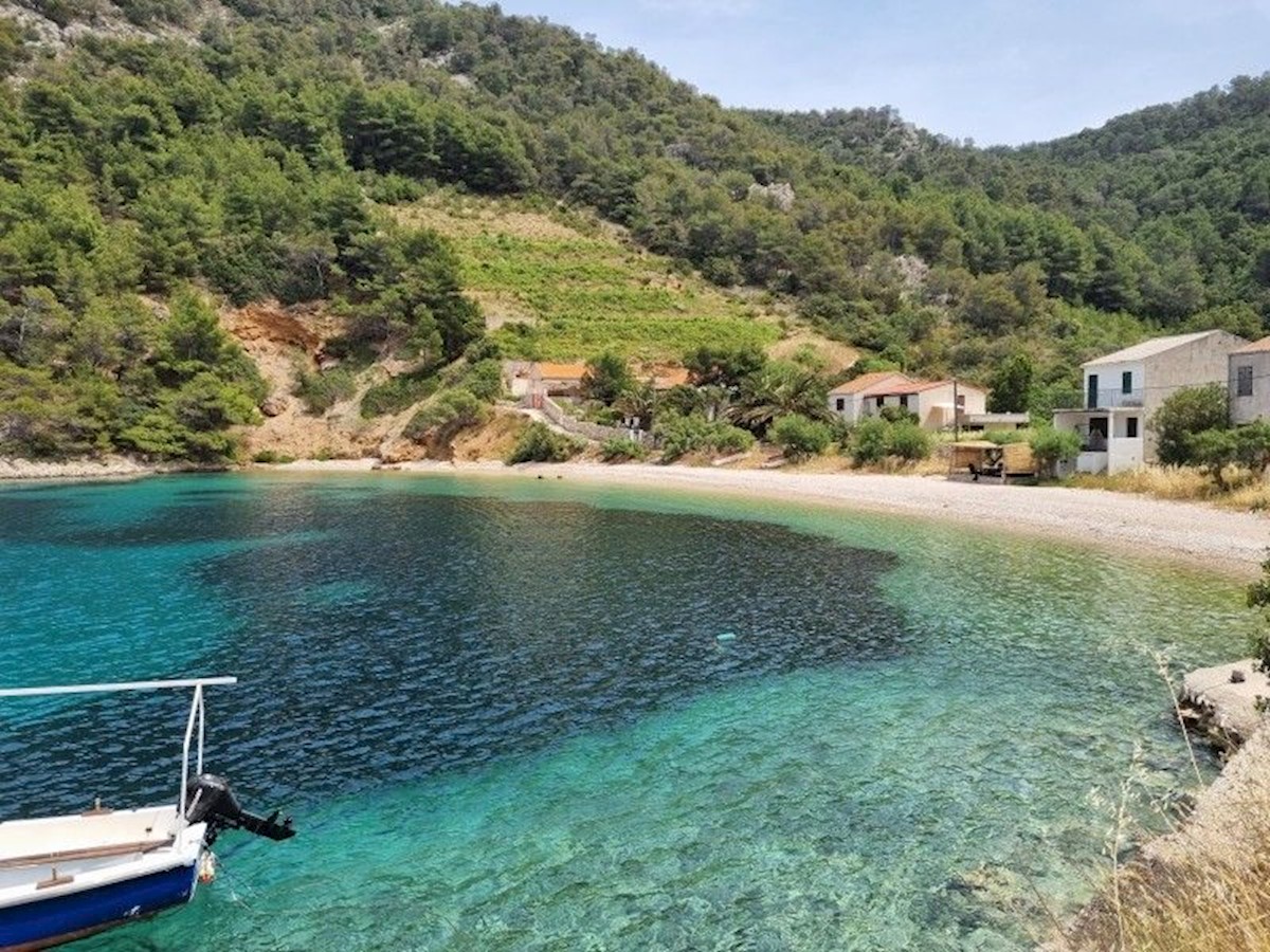 Terreno edificabile vicino alla spiaggia Stiniva sull'isola di Hvar