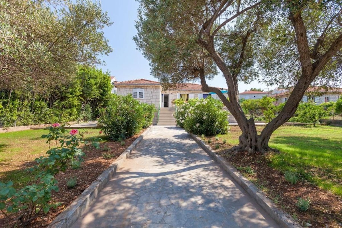 Casa dalmata a 100 m dalla spiaggia con ampio giardino e vista mare, Supetar, Brač