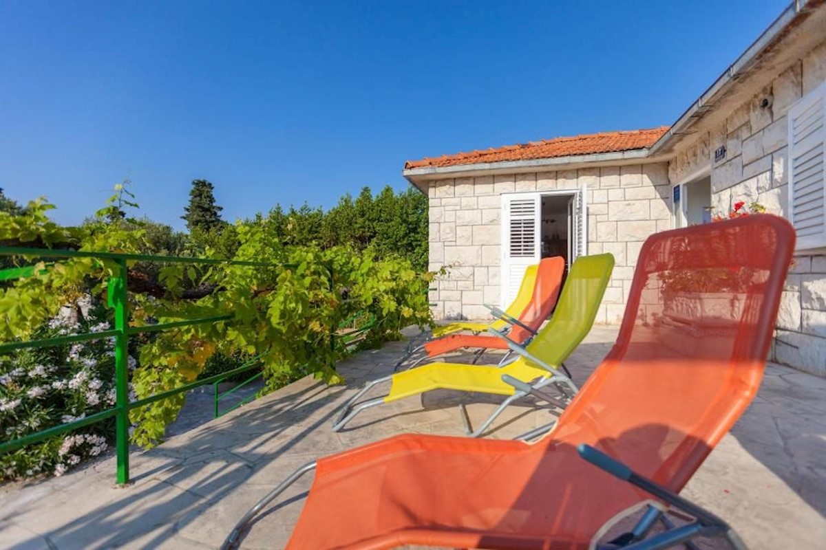 Casa dalmata a 100 m dalla spiaggia con ampio giardino e vista mare, Supetar, Brač