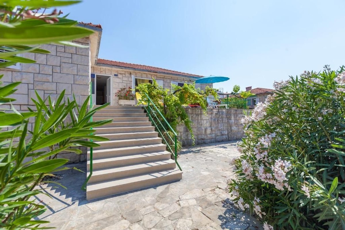 Casa dalmata a 100 m dalla spiaggia con ampio giardino e vista mare, Supetar, Brač