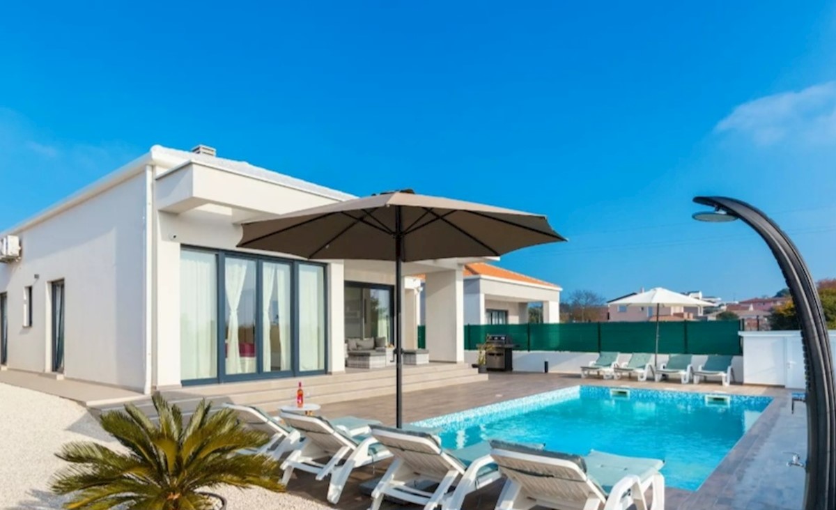 Villa moderna con piscina