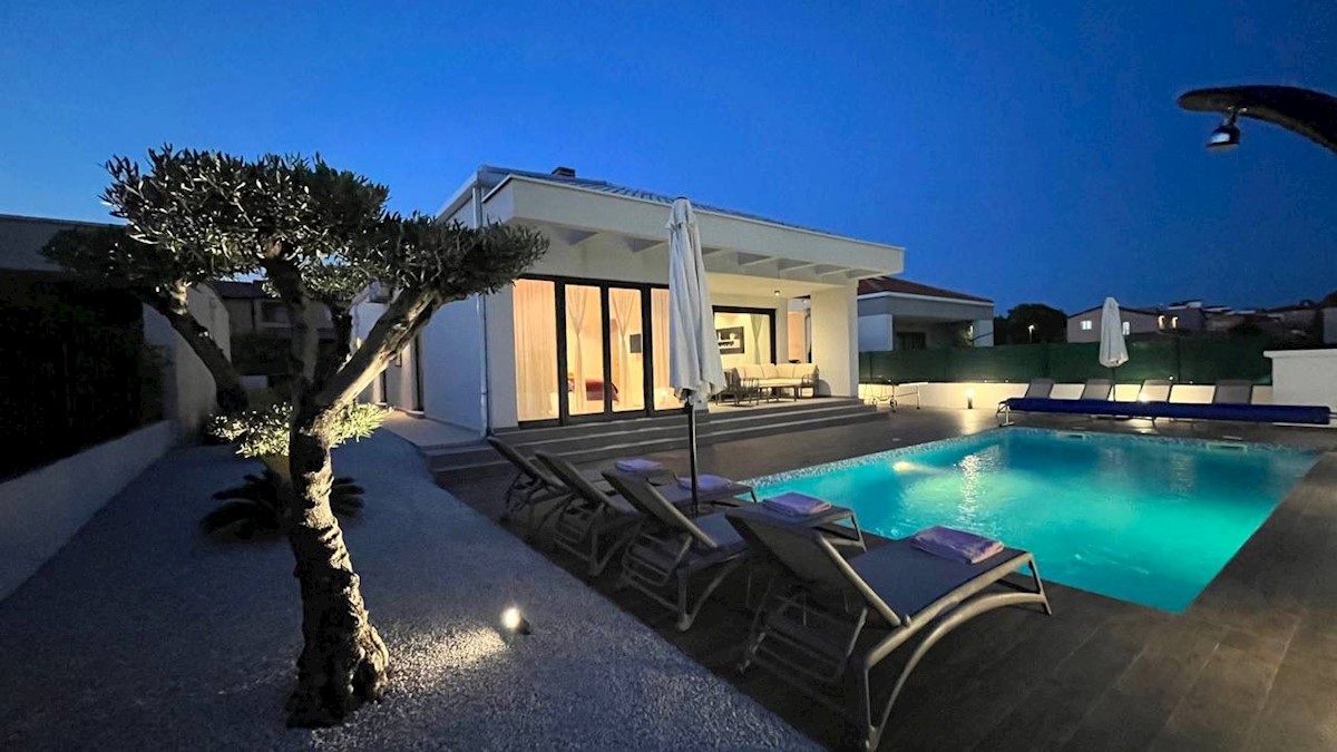 Villa moderna con piscina