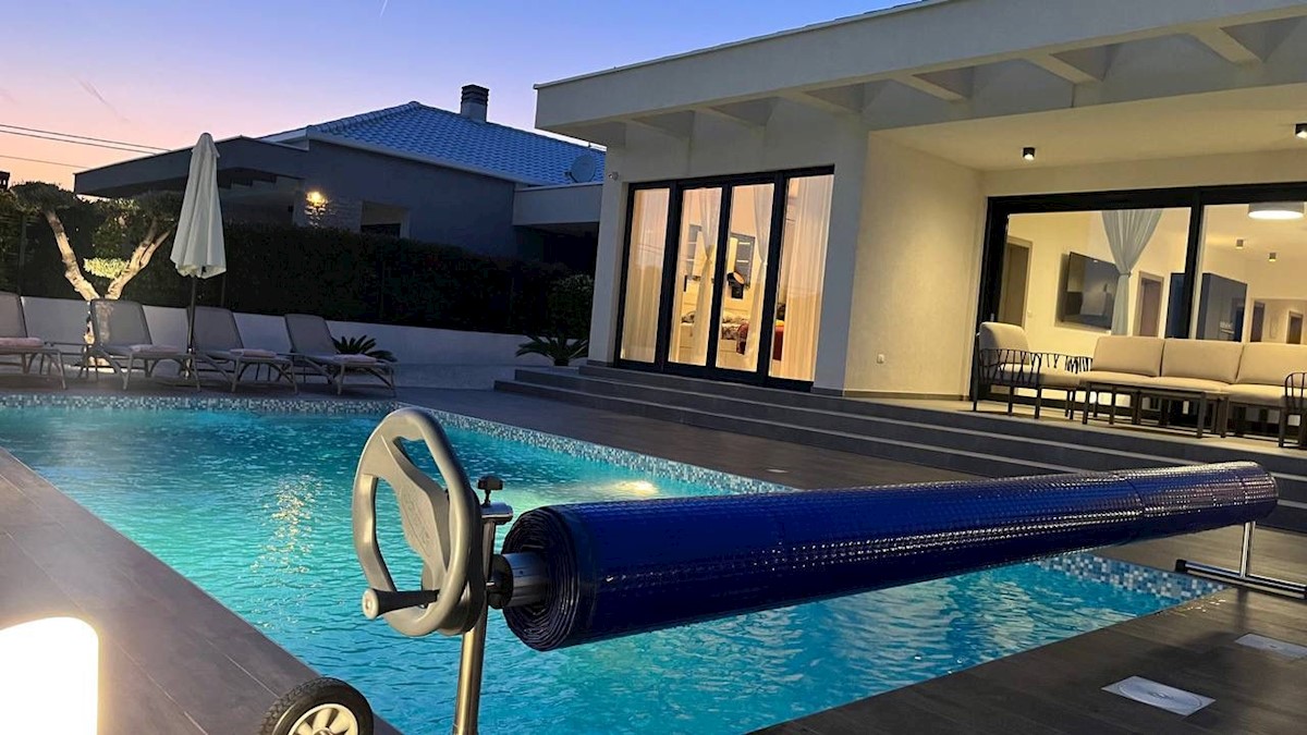 Villa moderna con piscina