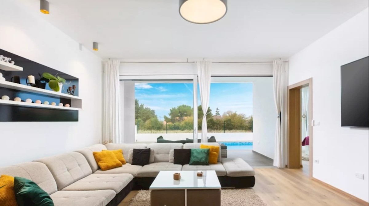 Villa moderna con piscina