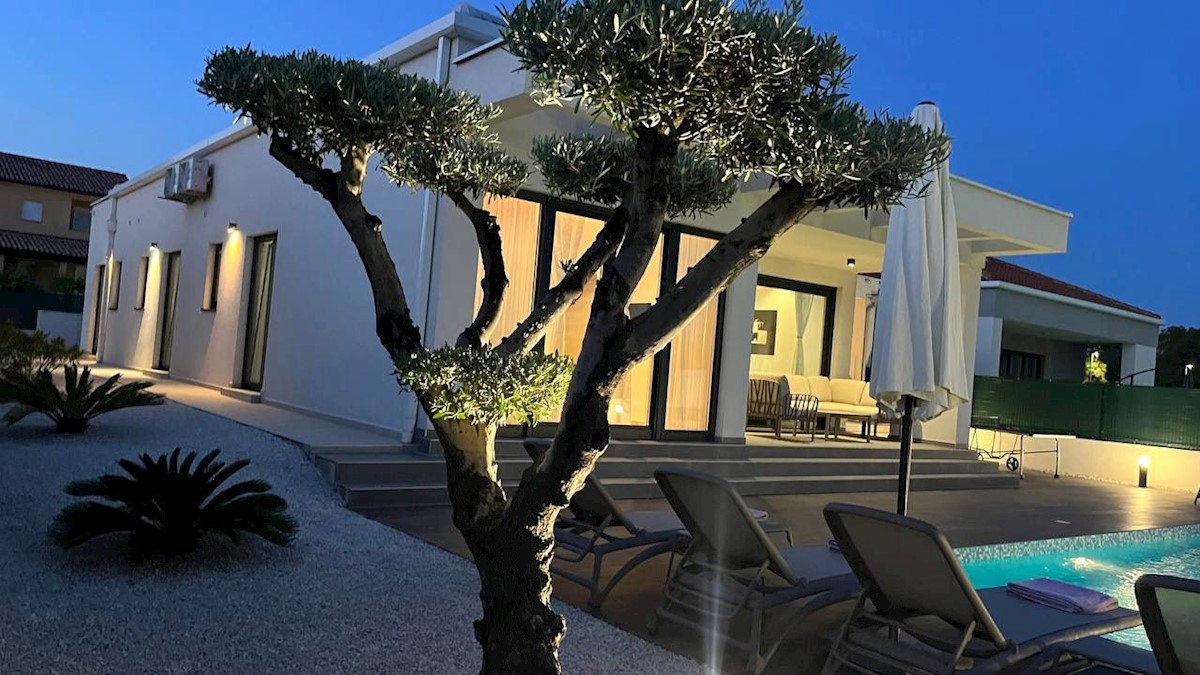 Villa moderna con piscina
