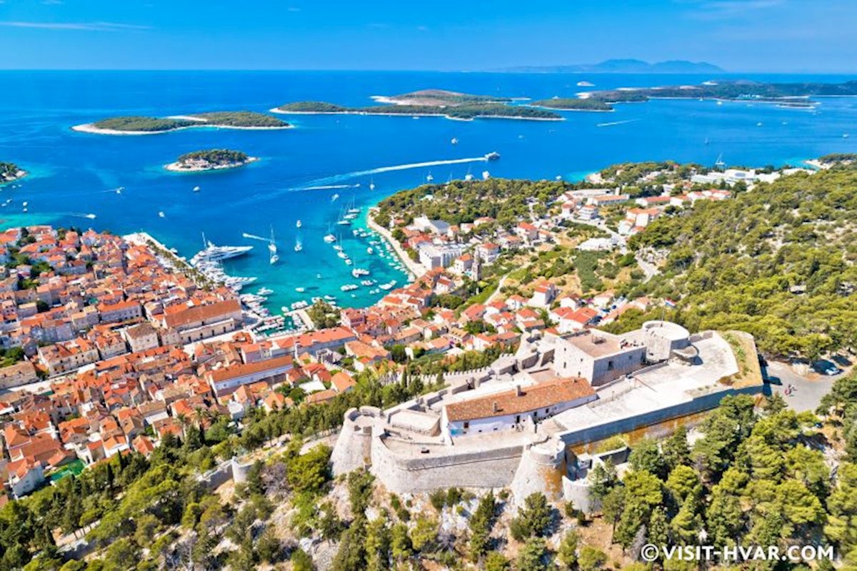 Atterrare a Hvar, prima fila dal mare