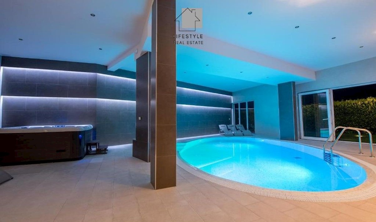 Villa di lusso con due piscine sopra Solin, a pochi chilometri da Spalato