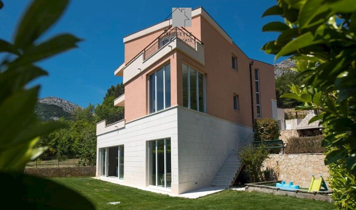 Villa di lusso con due piscine sopra Solin, a pochi chilometri da Spalato