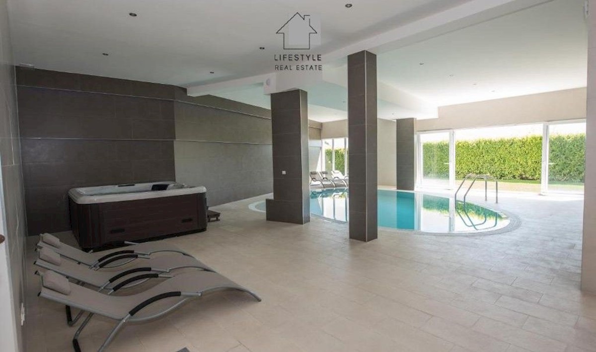 Villa di lusso con due piscine sopra Solin, a pochi chilometri da Spalato