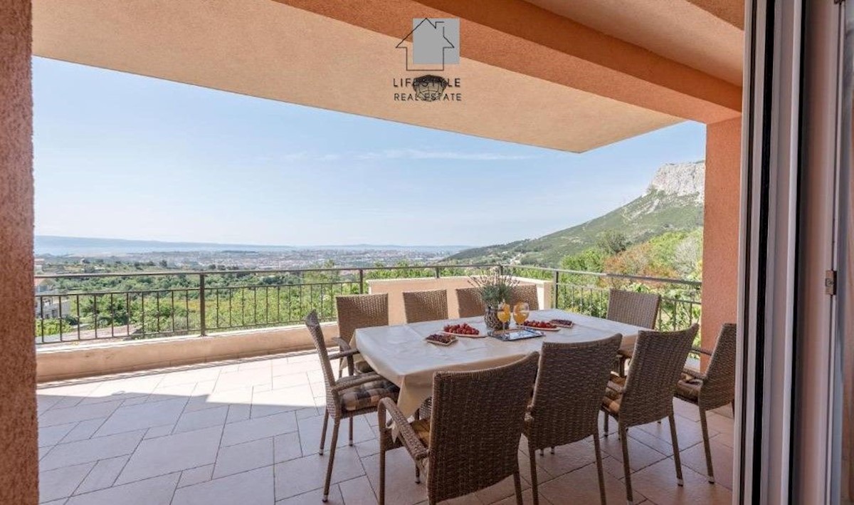 Villa di lusso con due piscine sopra Solin, a pochi chilometri da Spalato