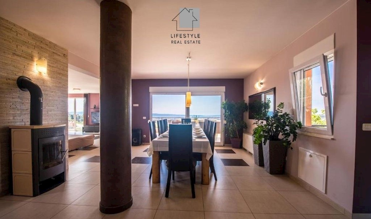 Villa di lusso con due piscine sopra Solin, a pochi chilometri da Spalato