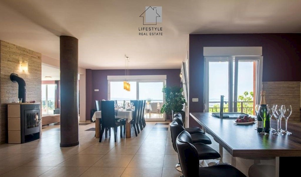 Villa di lusso con due piscine sopra Solin, a pochi chilometri da Spalato