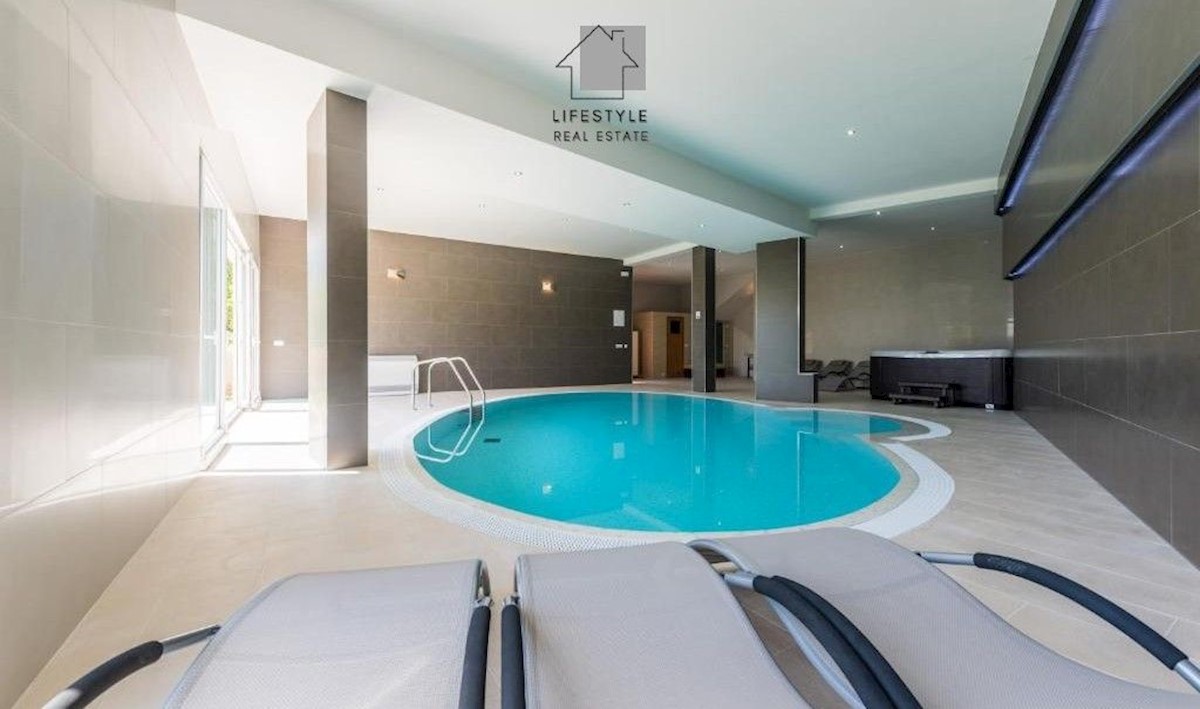 Villa di lusso con due piscine sopra Solin, a pochi chilometri da Spalato