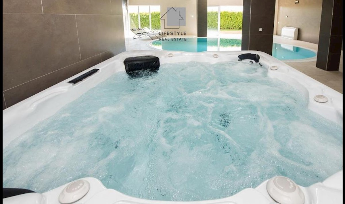 Villa di lusso con due piscine sopra Solin, a pochi chilometri da Spalato