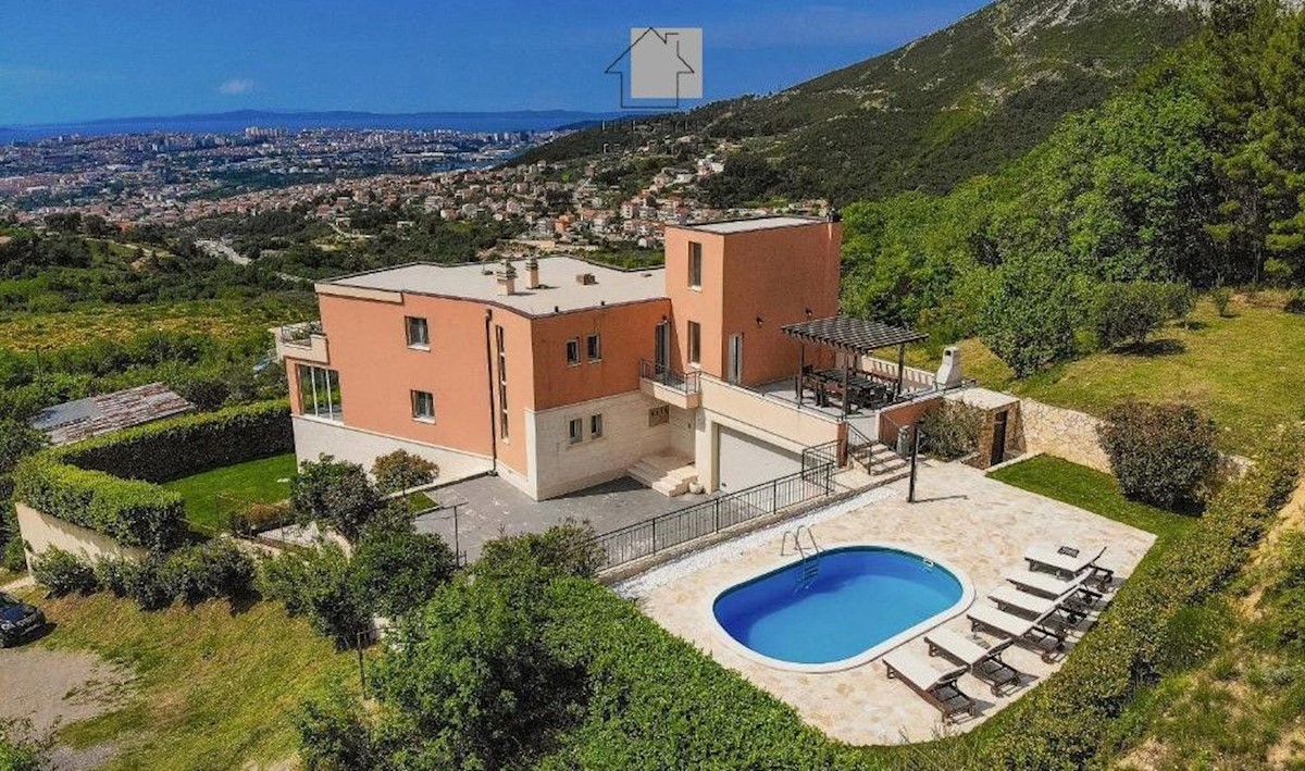 Villa di lusso con due piscine sopra Solin, a pochi chilometri da Spalato