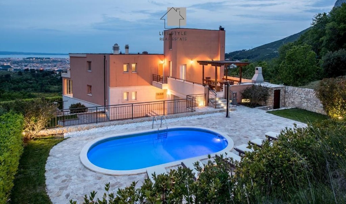 Villa di lusso con due piscine sopra Solin, a pochi chilometri da Spalato
