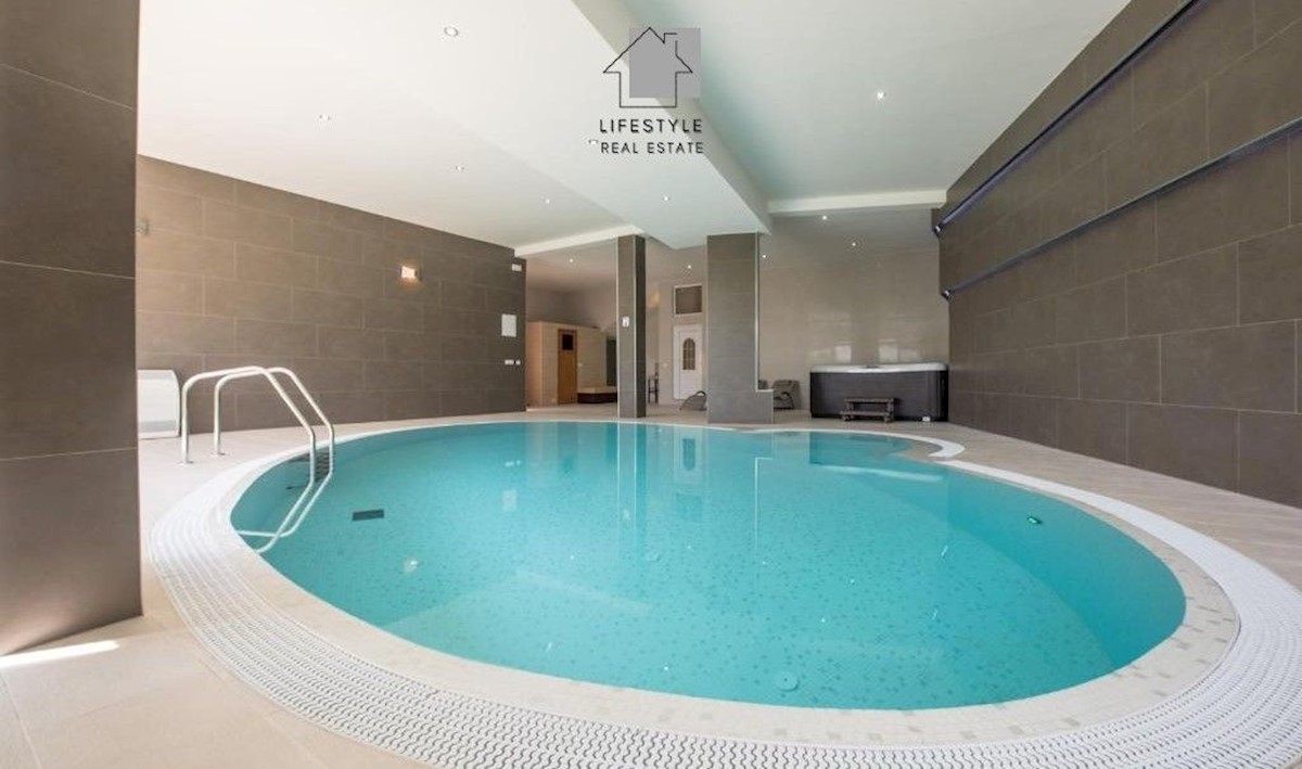 Villa di lusso con due piscine sopra Solin, a pochi chilometri da Spalato