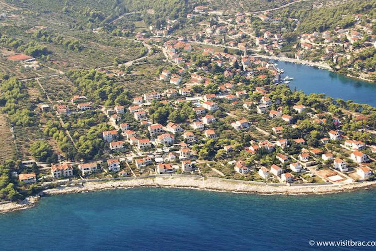 Bellissimo terreno a Brač, a 300 metri dal mare. CONVENIENTE!