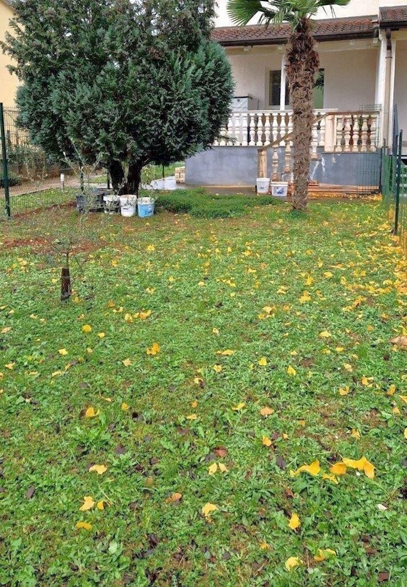 POREČ, cca 2 km con 2 camere da letto ed il giardino