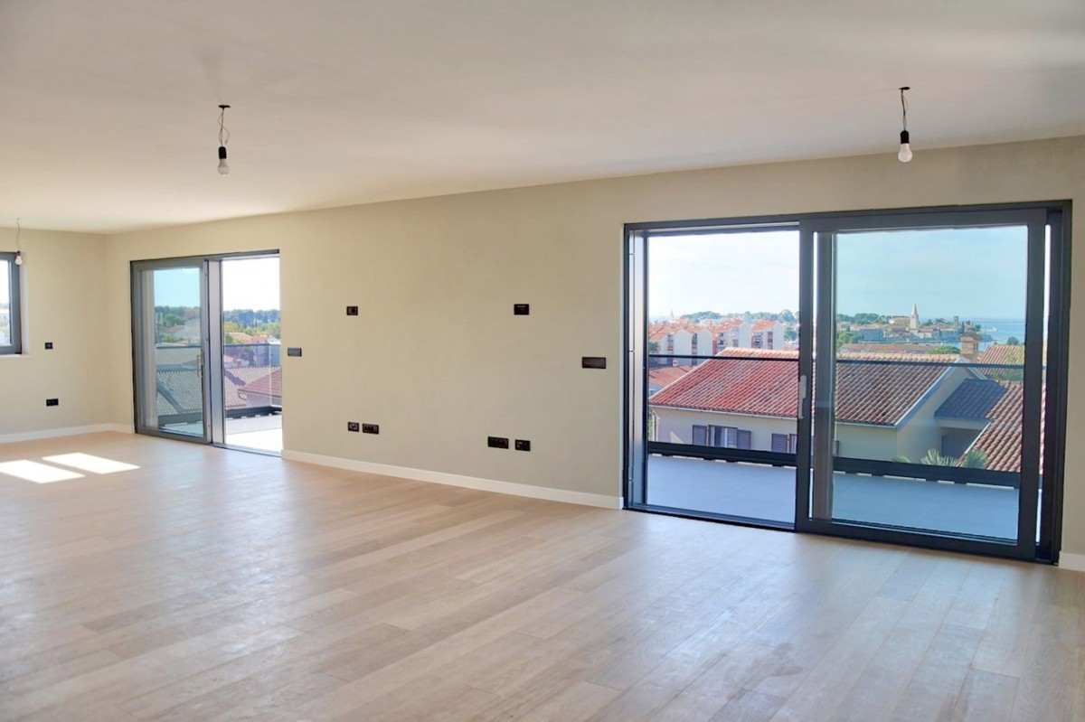 Parenzo, attico di lusso con garage e splendida vista mare
