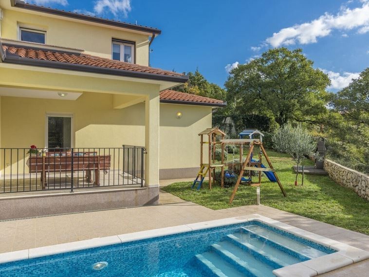 Casa singola con piscina vicino ad Albona - privacy e comfort   in vendita