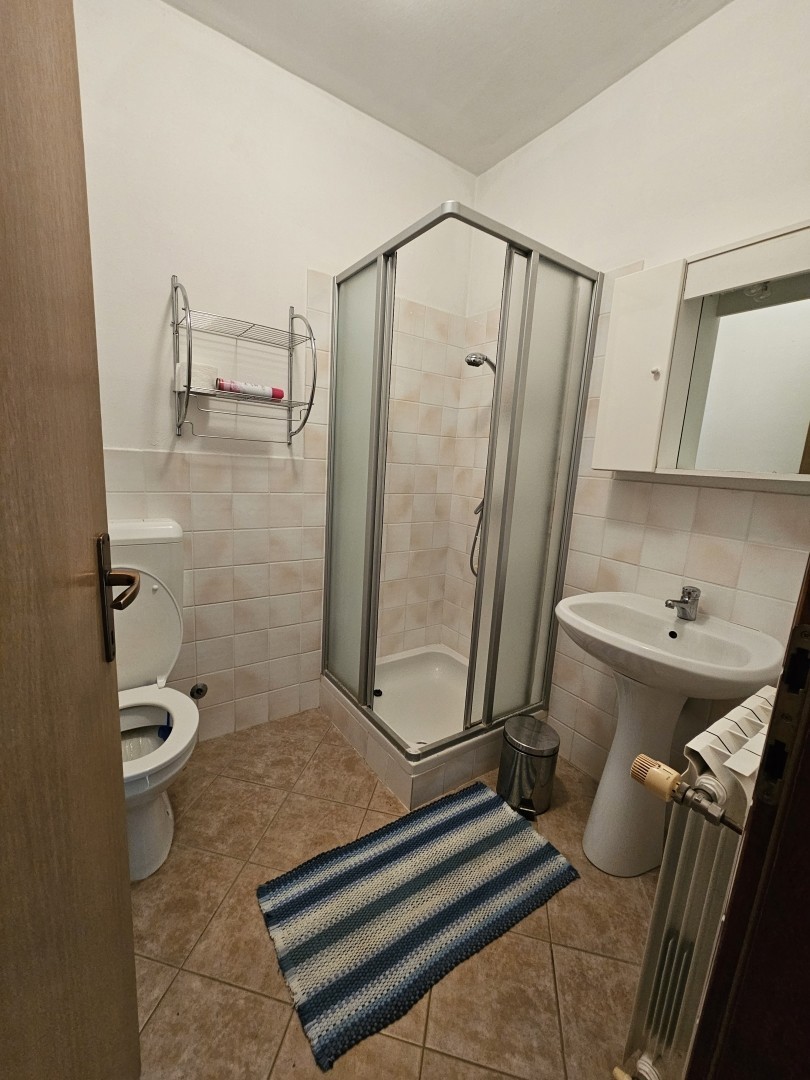 Istria, Parenzo – Villa con 5 Appartamenti, Piscina e Ampio Terreno – Ideale per Investimento o Affitto