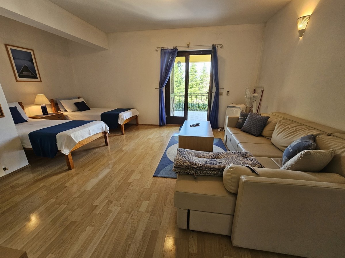 Istria, Parenzo – Villa con 5 Appartamenti, Piscina e Ampio Terreno – Ideale per Investimento o Affitto