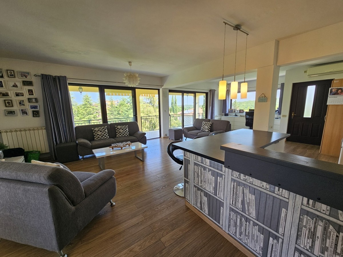 Istria, Parenzo – Villa con 5 Appartamenti, Piscina e Ampio Terreno – Ideale per Investimento o Affitto