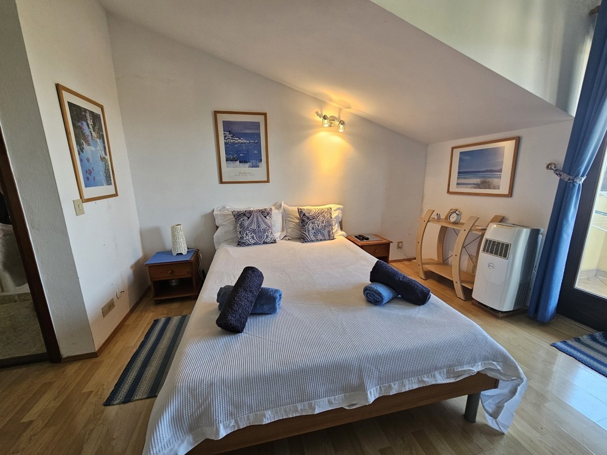 Istria, Parenzo – Villa con 5 Appartamenti, Piscina e Ampio Terreno – Ideale per Investimento o Affitto