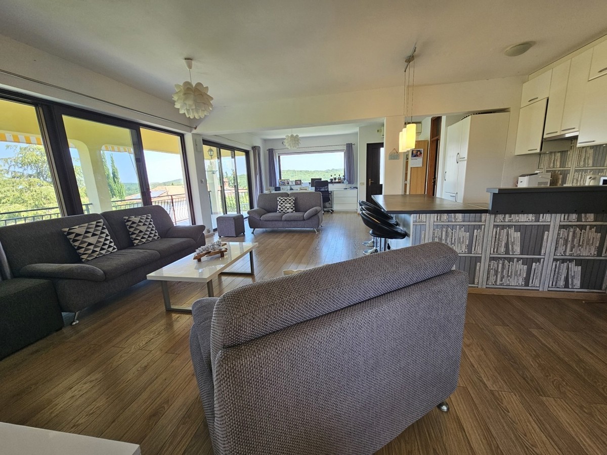 Istria, Parenzo – Villa con 5 Appartamenti, Piscina e Ampio Terreno – Ideale per Investimento o Affitto