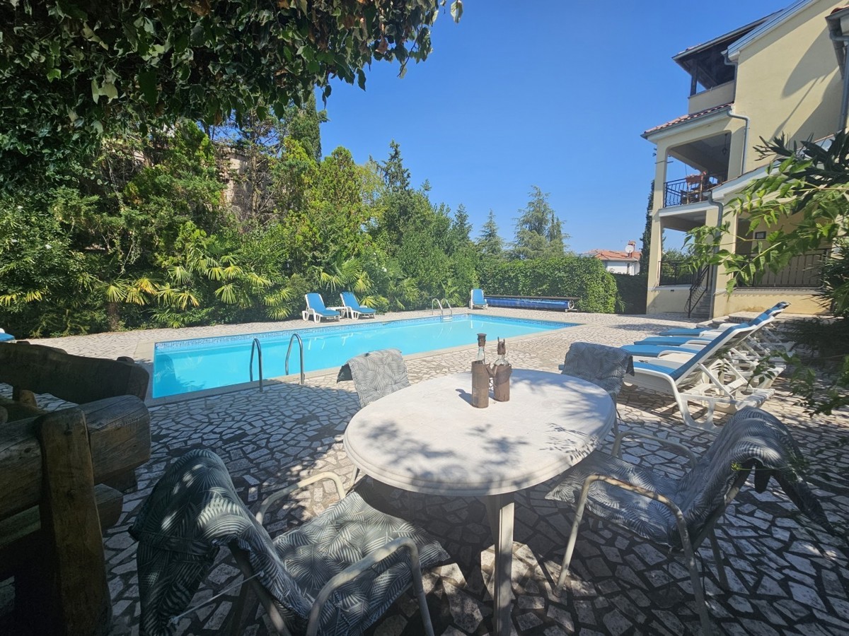 Istria, Parenzo – Villa con 5 Appartamenti, Piscina e Ampio Terreno – Ideale per Investimento o Affitto