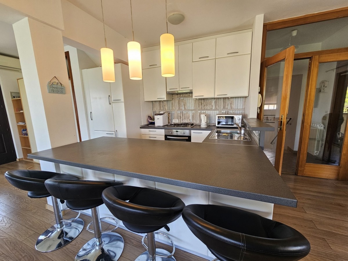 Istria, Parenzo – Villa con 5 Appartamenti, Piscina e Ampio Terreno – Ideale per Investimento o Affitto