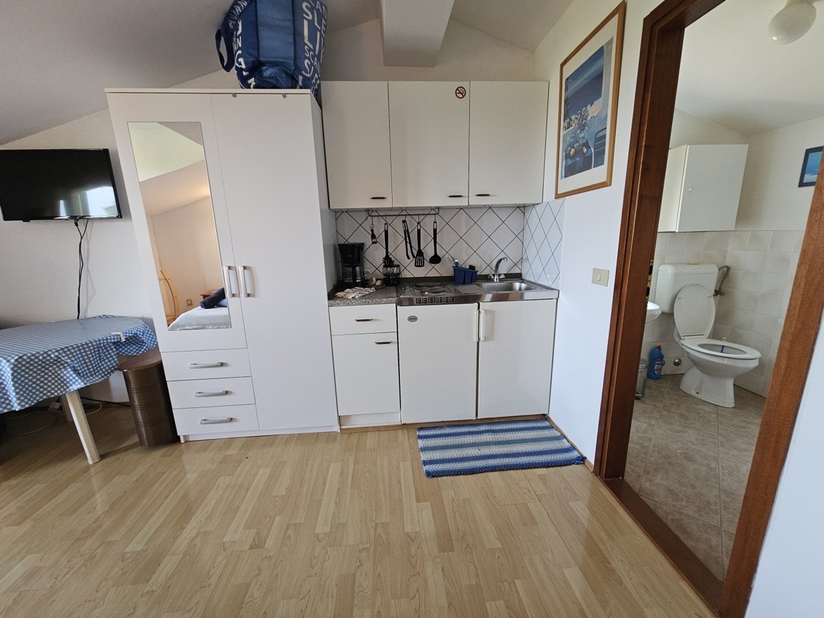 Istria, Parenzo – Villa con 5 Appartamenti, Piscina e Ampio Terreno – Ideale per Investimento o Affitto
